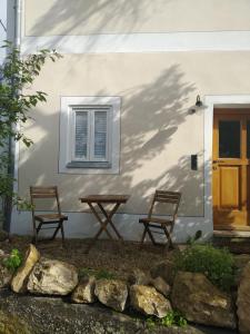 two chairs and a table in front of a house at Ferienwohnung Kallmünz_Luftschloss in Kallmünz