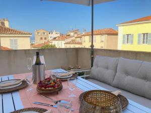 a table with wine glasses and a bowl of fruit at Enjoy Antibes in Antibes