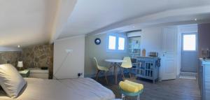 Ένα ή περισσότερα κρεβάτια σε δωμάτιο στο Enjoy Antibes +22 φωτογραφίες