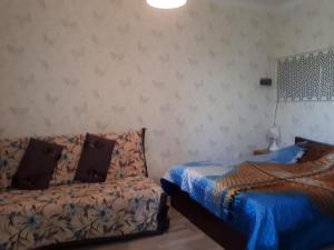 um quarto com uma cama e uma saia-cama em Zhenis street em Astana