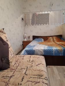 阿斯塔納的住宿－Zhenis street，一间卧室设有两张单人床和床头板