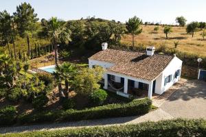 an aerial view of a white house with a pool at Villa a Vida 