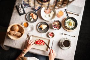 una persona seduta a un tavolo con un piatto di cibo di Hotel Wagnerhof a Pertisau