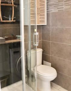 W łazience znajduje się toaleta i przeszklony prysznic. w obiekcie Appartement en rez-de-villa avec jardin w Hyères