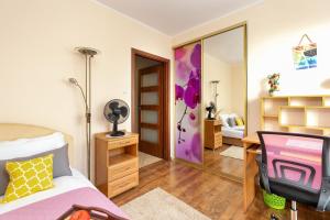 Ένα ή περισσότερα κρεβάτια σε δωμάτιο στο Comfortable Wojskowa Apartment by Noclegi Renters +8 φωτογραφίες