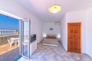 1 dormitorio con 1 cama y puerta corredera de cristal en Appartamento Rock of lovers en Isquia