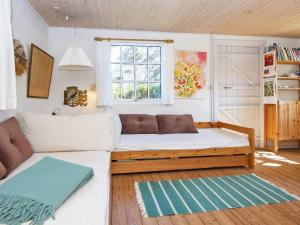 uma sala de estar com um sofá e uma janela em 4 person holiday home in Ulfborg em Fjand Gårde