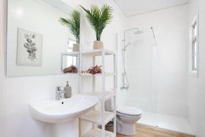 y baño con lavabo blanco y aseo. en EDEN RENTALS 104 Surfy Stylish Bed&Coffee Balcony, en Granadilla de Abona