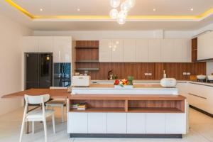 Ett kök eller pentry på 5House:A luxury beachfront villa on Samui 滨海5卧室别墅