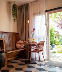jadalnia ze stołem i 2 krzesłami w obiekcie B&B Joli met privé wellness w mieście Wemeldinge