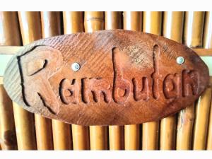 un pedazo de madera con las palabras Ragnar infancia en él en Mekong Delta Ricefield Lodge, en Can Tho