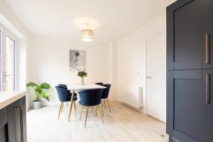 a kitchen with a table and chairs in a room at Pass the Keys Beautiful Glasgow South Home in Glasgow