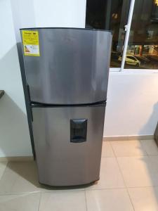 einem Kühlschrank aus rostfreiem Stahl in einem Laden in der Unterkunft MALAGA in Sabaneta