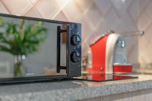 a microwave sitting on a counter next to a sink at SUITES CASA DE LAS COLUMNAS in Granada