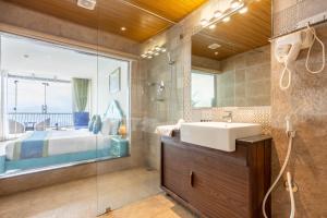 un bagno con lavandino e doccia e un letto di Aagantuk Resort a Panepa