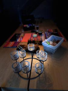 un grupo de copas de vino sentado en una mesa en La Part des Anges - Maison d'hôtes et Table épicurienne, en Penmarch