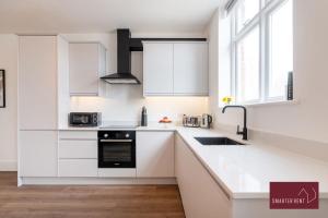 Kjøkken eller kjøkkenkrok på Dorking - Brand New 1 Bedroom Apartment