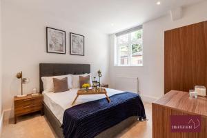 En eller flere senger på et rom på Dorking - Brand New 1 Bedroom Apartment