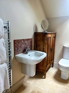 bagno con lavandino e servizi igienici di The Kings Arms a Sherborne