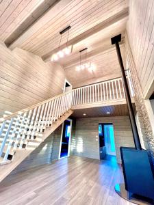 an empty room with a staircase in a house at Vila Scandinavia in Sîngeorgiu de Mureş