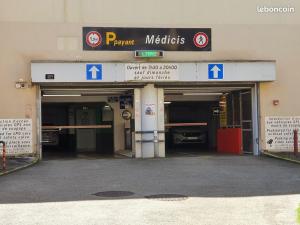 - l'accès à un garage avec un compteur de stationnement dans l'établissement T2-42m2-Climatisation, lumière tamisée-garage, à Bourgoin-Jallieu