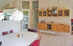 Torup StrandにあるStunning Home In Fjerritslev With 3 Bedrooms, Sauna And Wifiのキッチン(白いテーブル、紫色の椅子付)