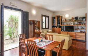 uma sala de estar com uma mesa e um sofá em Awesome Home In Monterosso Almo With Outdoor Swimming Pool, Wifi And 3 Bedrooms em Monterosso Almo
