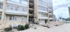 un edificio en construcción frente a un edificio en Studio apartment in Joniškis en Joniškis