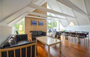 sala de estar con muebles de cuero y mesa en Cozy Home In Ebeltoft With Outdoor Swimming Pool, en Ebeltoft