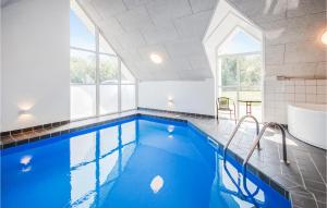 - Baño con piscina, bañera y lavamanos en Cozy Home In Ebeltoft With Outdoor Swimming Pool, en Ebeltoft