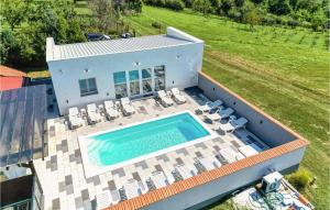 een luchtzicht op een huis met een zwembad bij Amazing Home In Kapela With Jacuzzi in Kapela