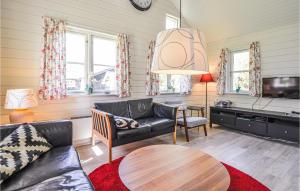 エーベルトフトにあるStunning Home In Ebeltoft With Wifi, Private Swimming Pool And Indoor Swimming Poolのリビングルーム(ソファ、テーブル付)