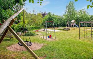 um parque com um baloiço e um parque infantil em Amazing Home In Ebeltoft With Kitchen em Ebeltoft
