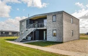 スナーヴィグにあるHoliday Home Ringkobing Xxxixの階段を横に設けたレンガ造りの建物
