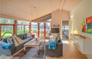 un soggiorno con divano e TV di 4 Bedroom Gorgeous Home In Ebeltoft a Øksenmølle