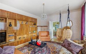 een woonkamer met een bank en een stoel bij Gorgeous Apartment In Neugersdorf-ebersbach With Wifi 