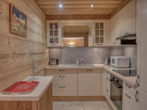 Dapur atau dapur kecil di Appartement Confortable 1 Chambre à Megève, Proche Centre avec Piscine et Parking - FR-1-453-125