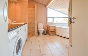 a bathroom with a sink and a washing machine at Beautiful Home In Fjerritslev With 4 Bedrooms, Sauna And Wifi in Fjerritslev