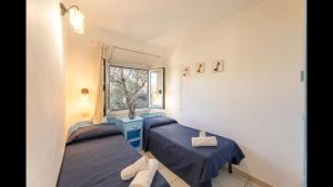 マリネッラにあるChic Villa Antonina num2178の窓のある部屋にツインベッドが2台