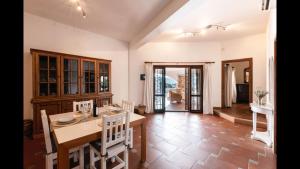 マリネッラにあるChic Villa Antonina num2178のテーブルと椅子のあるキッチンとダイニングルーム