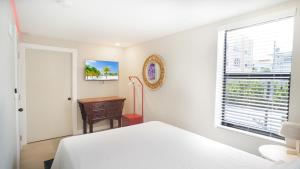 - une chambre blanche avec un lit et une fenêtre dans l'établissement Gorgeous Apartment close to Brickell wFree Parking, à Miami