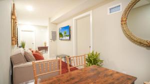 - un salon avec une table et un canapé dans l'établissement Gorgeous Apartment close to Brickell wFree Parking, à Miami