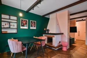 un soggiorno con tavolo e camino di Lozenetz Gem: Cozy 1-Bedroom Apartment in Sofia a Sofia