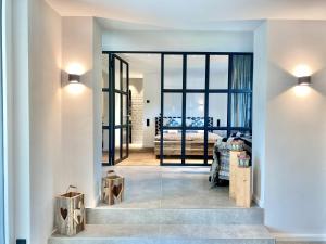 a bedroom with a view of a bed and a window at Snug Stays 4 - Design Villa mit Garten zentral, ruhig, 400m zum Ammersee in Dießen am Ammersee