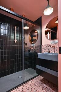 bagno con doccia in vetro e lavandino di Lozenetz Gem: Cozy 1-Bedroom Apartment in Sofia a Sofia