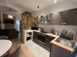 une cuisine avec un évier et un plan de travail dans l'établissement Duplex avec parking à 100m de la mer, à La Panne 12 autres photos