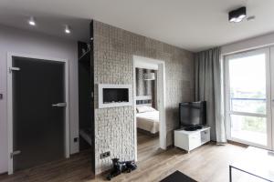 sypialnia z łóżkiem i telewizorem w pokoju w obiekcie Apartament Bialystok w mieście Białystok