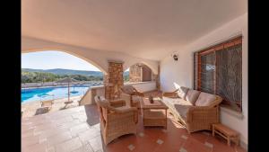 マリネッラにあるChic Villa Antonina num2180のリビングルーム(テーブル、椅子付)、プールが備わります。 +37枚の写真