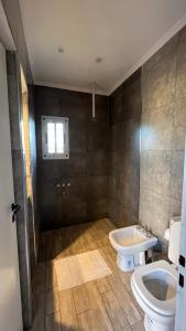 La salle de bains est pourvue de toilettes et d'un lavabo. dans l'établissement Posada Patagonia Bed & Breakfast, à San Juan