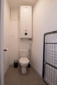 Elle comprend une petite salle de bains pourvue de toilettes et d'une armoire. dans l'établissement Le Hall-in-one 002 - Spacieux- Tout équipé - Proche commodités et Espace Aréna, à Saint-Chamond